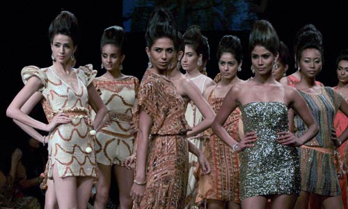 फैशन वीक में चढ़ा अन्ना रंग | फिर विवादों में पूनम पांडे