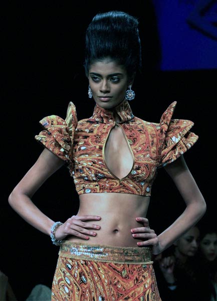 फैशन वीक में चढ़ा अन्ना रंग | फिर विवादों में पूनम पांडे