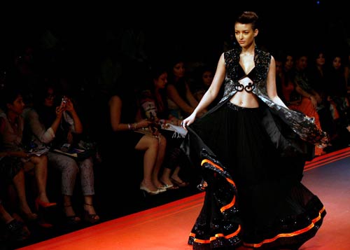 फैशन वीक में चढ़ा अन्ना रंग | फिर विवादों में पूनम पांडे