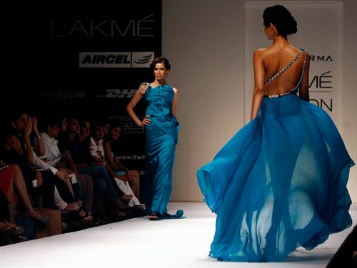 फैशन वीक में चढ़ा अन्ना रंग | फिर विवादों में पूनम पांडे