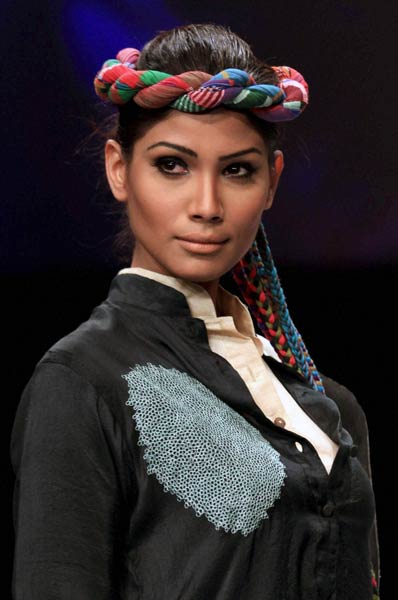 फैशन वीक में चढ़ा अन्ना रंग | फिर विवादों में पूनम पांडे