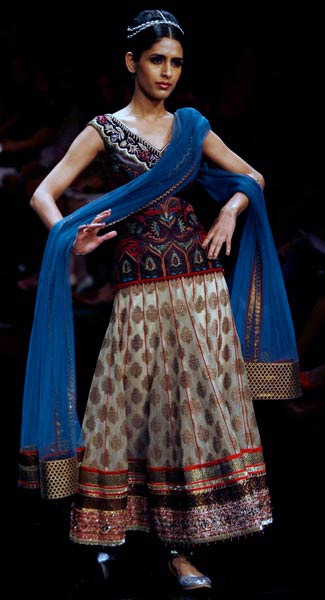 फैशन वीक में चढ़ा अन्ना रंग | फिर विवादों में पूनम पांडे