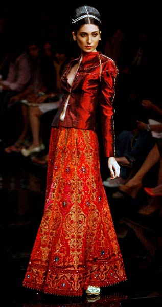 फैशन वीक में चढ़ा अन्ना रंग | फिर विवादों में पूनम पांडे