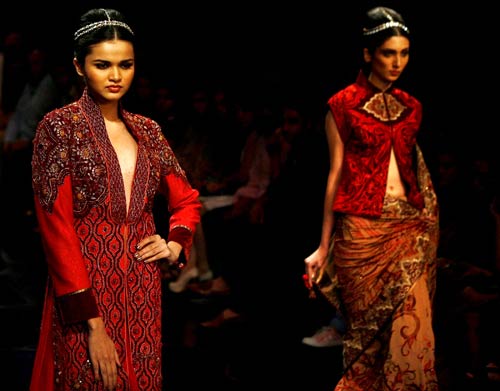 फैशन वीक में चढ़ा अन्ना रंग | फिर विवादों में पूनम पांडे