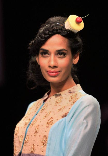 फैशन वीक में चढ़ा अन्ना रंग | फिर विवादों में पूनम पांडे