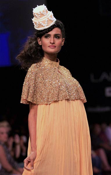 फैशन वीक में चढ़ा अन्ना रंग | फिर विवादों में पूनम पांडे