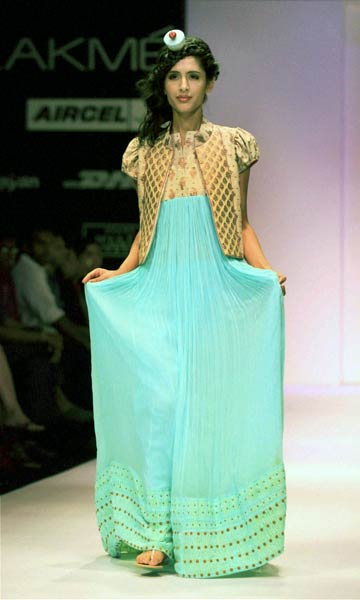 फैशन वीक में चढ़ा अन्ना रंग | फिर विवादों में पूनम पांडे