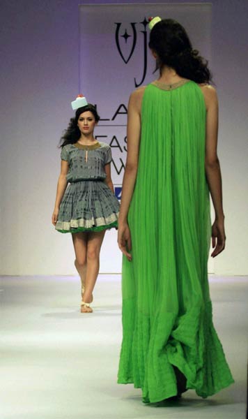 फैशन वीक में चढ़ा अन्ना रंग | फिर विवादों में पूनम पांडे