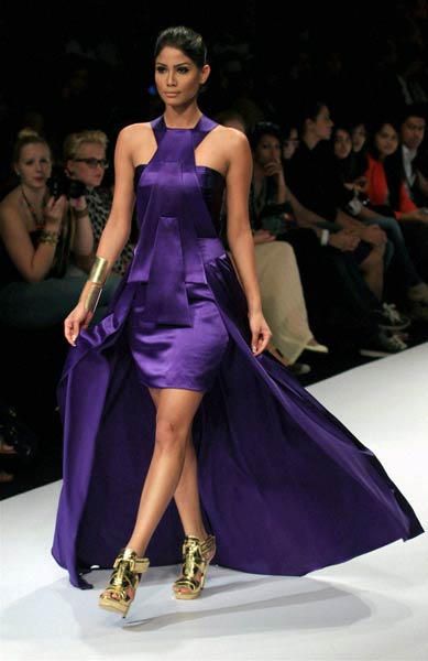 फैशन वीक में चढ़ा अन्ना रंग | फिर विवादों में पूनम पांडे