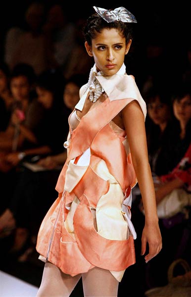 फैशन वीक में चढ़ा अन्ना रंग | फिर विवादों में पूनम पांडे