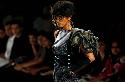 फैशन वीक में चढ़ा अन्ना रंग | फिर विवादों में पूनम पांडे