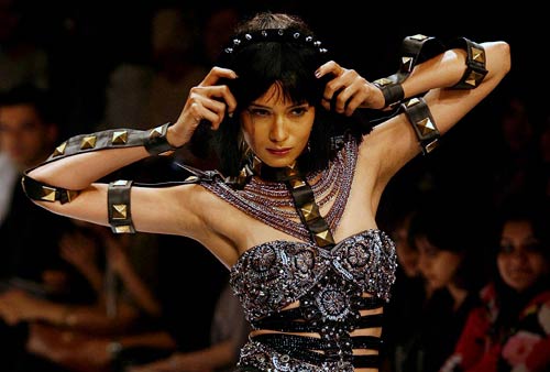 फैशन वीक में चढ़ा अन्ना रंग | फिर विवादों में पूनम पांडे