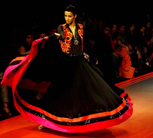 फैशन वीक में चढ़ा अन्ना रंग | फिर विवादों में पूनम पांडे