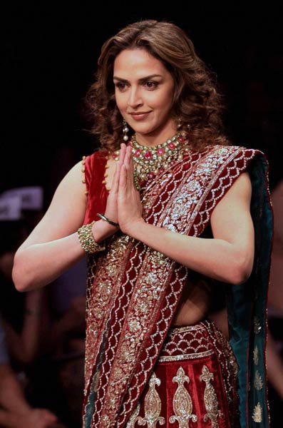 फैशन वीक में चढ़ा अन्ना रंग | फिर विवादों में पूनम पांडे