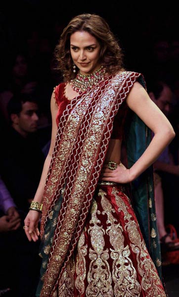 फैशन वीक में चढ़ा अन्ना रंग | फिर विवादों में पूनम पांडे