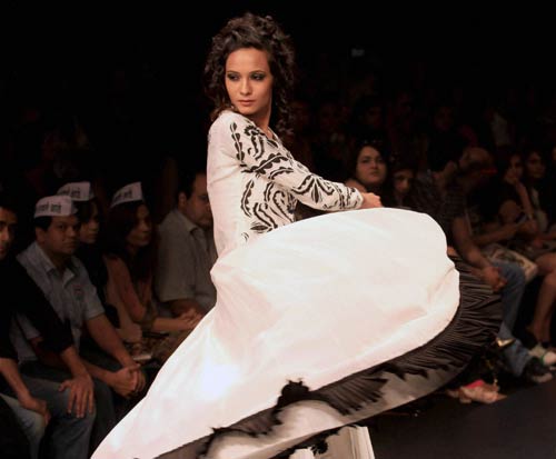 फैशन वीक में चढ़ा अन्ना रंग | फिर विवादों में पूनम पांडे