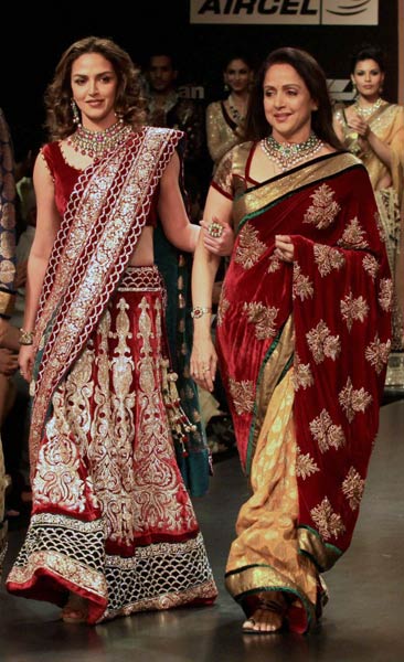 फैशन वीक में चढ़ा अन्ना रंग | फिर विवादों में पूनम पांडे