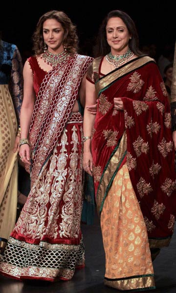 फैशन वीक में चढ़ा अन्ना रंग | फिर विवादों में पूनम पांडे