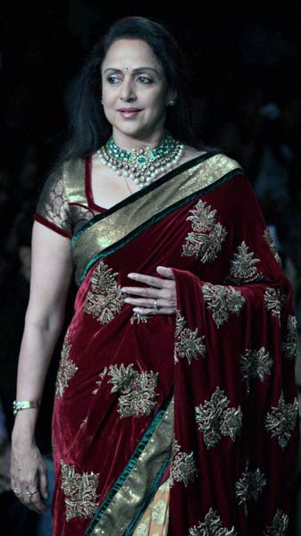 फैशन वीक में चढ़ा अन्ना रंग | फिर विवादों में पूनम पांडे