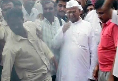 अन्‍ना ने किया सरकारी लोकपाल बिल का विरोध