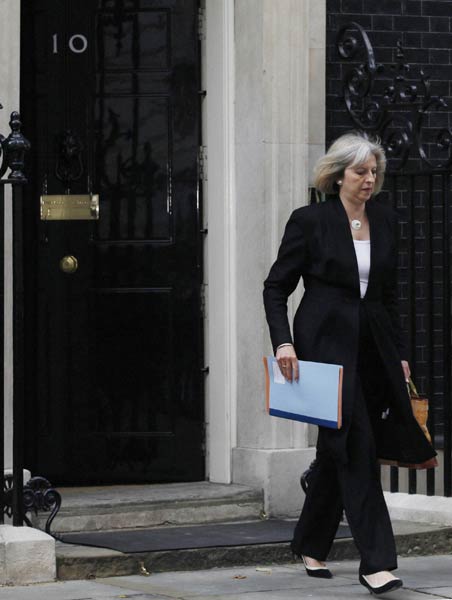 दंगे की आग में जल रहा है लंदन | मुश्किल में ब्रिटेन