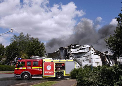 दंगे की आग में जल रहा है लंदन | मुश्किल में ब्रिटेन