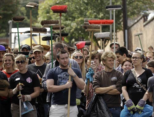 दंगे की आग में जल रहा है लंदन | मुश्किल में ब्रिटेन