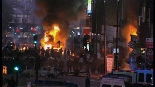 दंगे की आग में जल रहा है लंदन | मुश्किल में ब्रिटेन