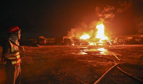 दंगे की आग में जल रहा है लंदन | मुश्किल में ब्रिटेन