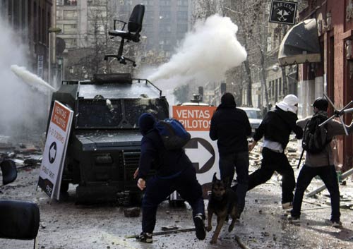 दंगे की आग में जल रहा है लंदन | मुश्किल में ब्रिटेन