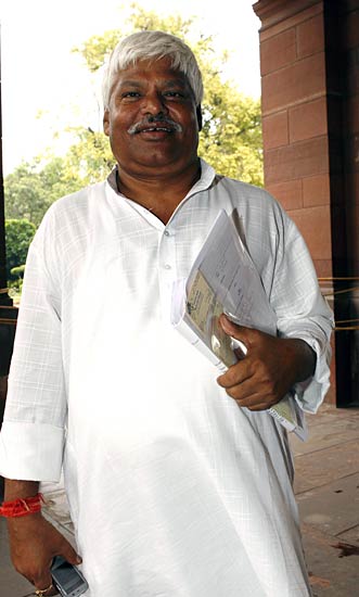 नेताओं के घरों पर अन्‍ना समर्थकों का प्रदर्शन | हर ओर अन्‍ना...