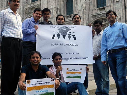 22 अगस्‍त 2011: लोगों ने भेजी तस्‍वीरें । मैं भी अन्‍ना, तू भी अन्‍ना