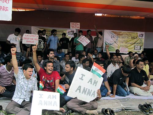 22 अगस्‍त 2011: लोगों ने भेजी तस्‍वीरें । मैं भी अन्‍ना, तू भी अन्‍ना