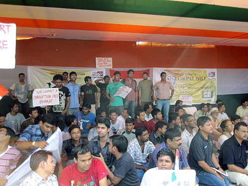 22 अगस्‍त 2011: लोगों ने भेजी तस्‍वीरें । मैं भी अन्‍ना, तू भी अन्‍ना