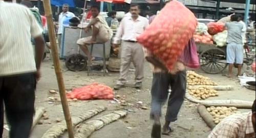 महंगाई से जनता परेशान, संसद में बहस