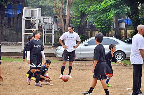 सलमान संग बॉलीवुड सितारों का 'गोल'  | सलमान के मूड