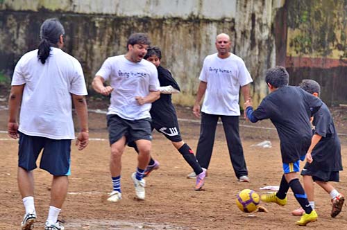 सलमान संग बॉलीवुड सितारों का 'गोल'  | सलमान के मूड