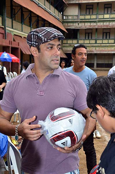 सलमान संग बॉलीवुड सितारों का 'गोल'  | सलमान के मूड