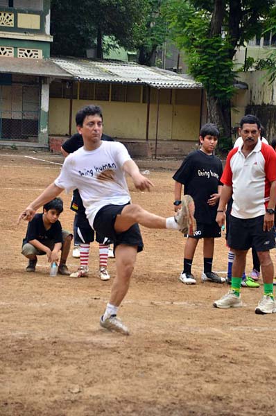 सलमान संग बॉलीवुड सितारों का 'गोल'  | सलमान के मूड