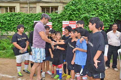 सलमान संग बॉलीवुड सितारों का 'गोल'  | सलमान के मूड