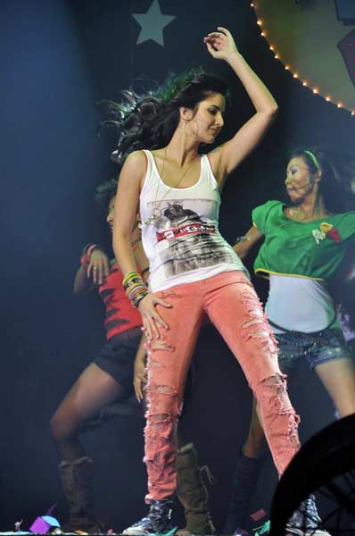 'मेरे ब्रदर की दुल्‍हन' का म्‍यूजिक लॉन्‍च । बॉलीवुड की जान