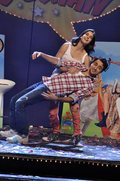 'मेरे ब्रदर की दुल्‍हन' का म्‍यूजिक लॉन्‍च । बॉलीवुड की जान