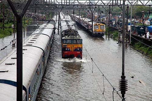 मुंबई में भारी बारिश से जनजीवन अस्‍तव्‍यस्‍त