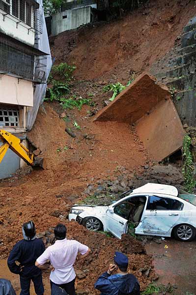 मुंबई में भारी बारिश से जनजीवन अस्‍तव्‍यस्‍त