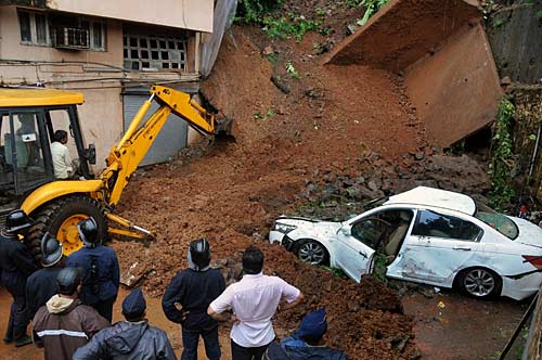 मुंबई में भारी बारिश से जनजीवन अस्‍तव्‍यस्‍त