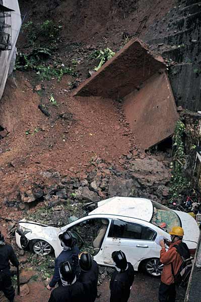 मुंबई में भारी बारिश से जनजीवन अस्‍तव्‍यस्‍त