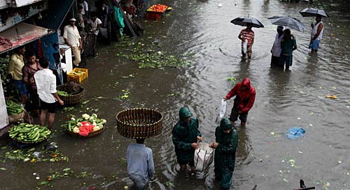 मुंबई में भारी बारिश से जनजीवन अस्‍तव्‍यस्‍त