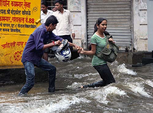 मुंबई में भारी बारिश से जनजीवन अस्‍तव्‍यस्‍त