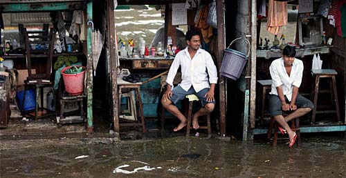 मुंबई में भारी बारिश से जनजीवन अस्‍तव्‍यस्‍त