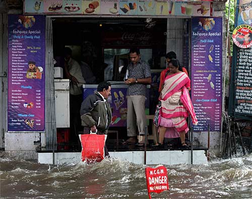 मुंबई में भारी बारिश से जनजीवन अस्‍तव्‍यस्‍त